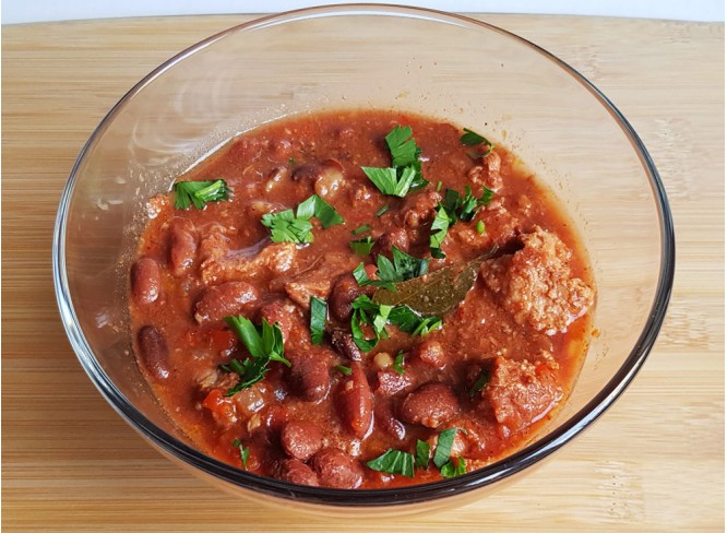Индейка в томатном соусе с фасолью. Масса нетто - 415 гр