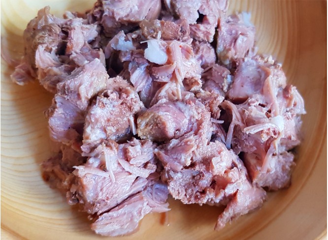Белое мясо свинины тушеное, высший сорт. Масса нетто - 395 г